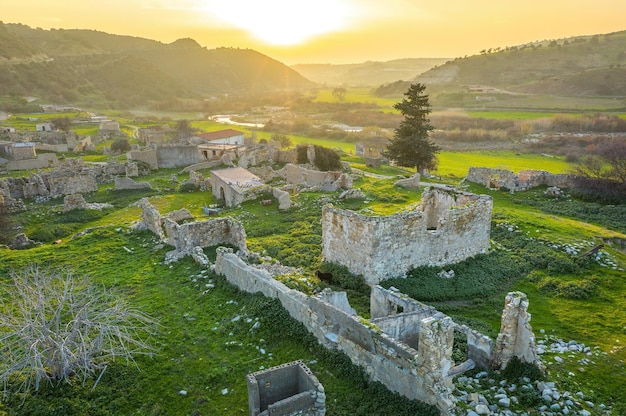 Rovine della tradizionale casa in pietra Il villaggio di Souskiou è stato abbandonato a seguito dell'invasione turca di Cipro nel 1974