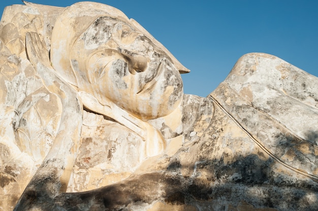 Rovine delle antiche mura e statua del Buddha nel vecchio tempio