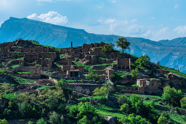 Rovine di case su una montagna a Kurib un villaggio spopolato con l'unica famiglia rimasta con un apiario Daghestan