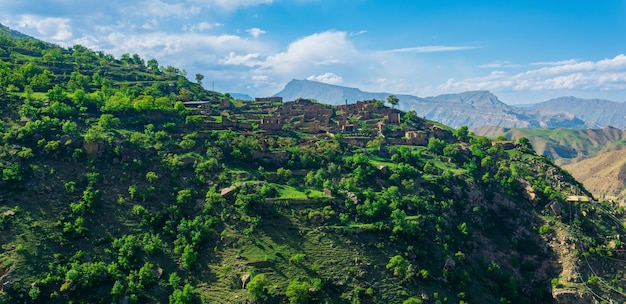 Rovine di case su una montagna nel villaggio quasi abbandonato di Kurib Daghestan