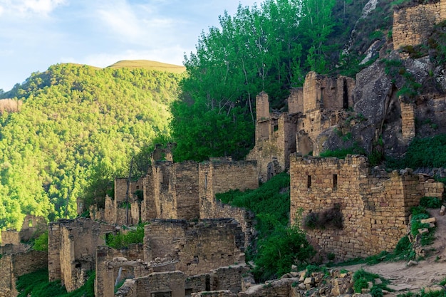 Rovine di case su una montagna nel villaggio vuoto di Gamsutl Daghestan