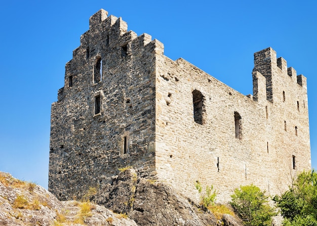 Rovine di pietra del castello di Tourbillon a Sion, Canton Vallese, Svizzera.