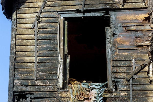 Rovine di residenza distrutta dopo un incendio in casa