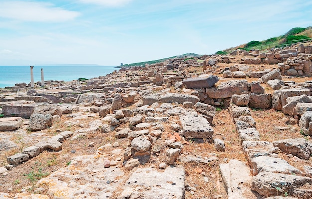 Rovine di Tharros dal mare turchese della Sardegna