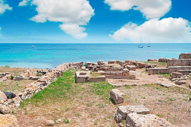 Rovine di Tharros sulla costa della Sardegna