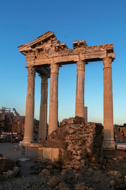 Rovine di un'antica città romana fondata nel VII secolo aC Colonne dell'antico tempio di Apollo