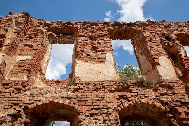 Rovine di un antico castello in mattoni rossi