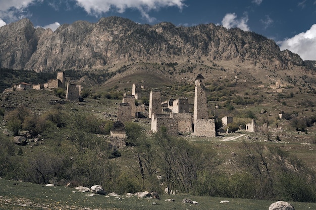 Rovine di un antico villaggio di montagna inguscio con torri in pietra e case Inguscezia Russia