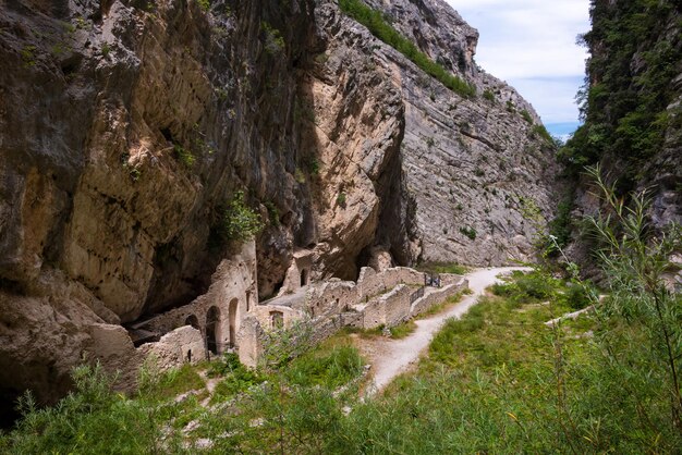 Rovine di un remoto monastero in una stretta valle di montagna in Italia