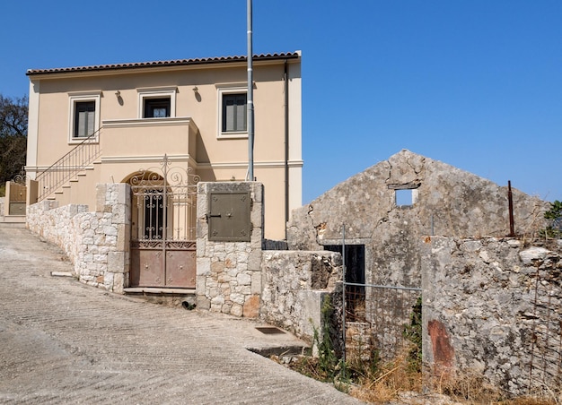 Rovine di un villaggio distrutto da un terribile terremoto sull'isola greca di Cefalonia in Grecia