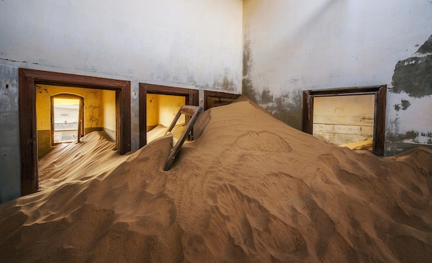 Rovine di una casa piena di sabbia nella città mineraria Kolmanskop Namibia