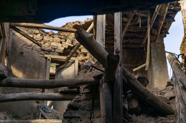 Rovine di una tradizionale casa contadina distrutta