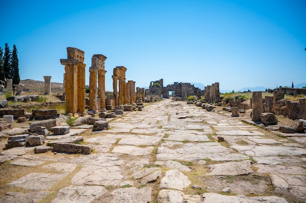 Rovine nell'antica città di Hierapolis Pamukkale Turchia