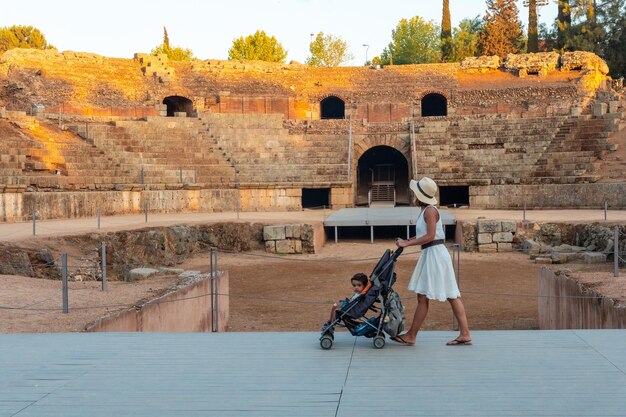 Rovine romane di Merida a piedi con il bambino nell'Anfiteatro Romano Estremadura Spagna