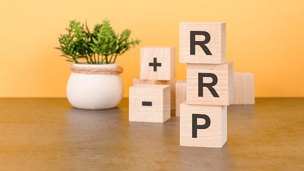 RRP la parola sui cubi di legno cubi stanno su una superficie riflettente sullo sfondo è un concetto di business e finanza diagramma di affari