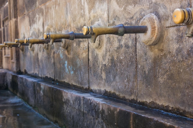 Rubinetto con acqua pura fuori sulla strada