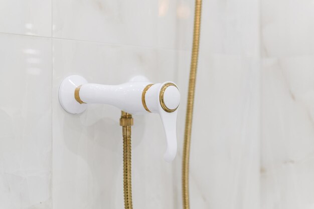 Rubinetto da bagno in metallo bianco e oro