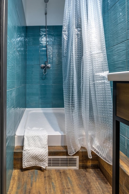 Rubinetto e miscelatore doccia nella cabina doccia ad angolo con attacco doccia a parete