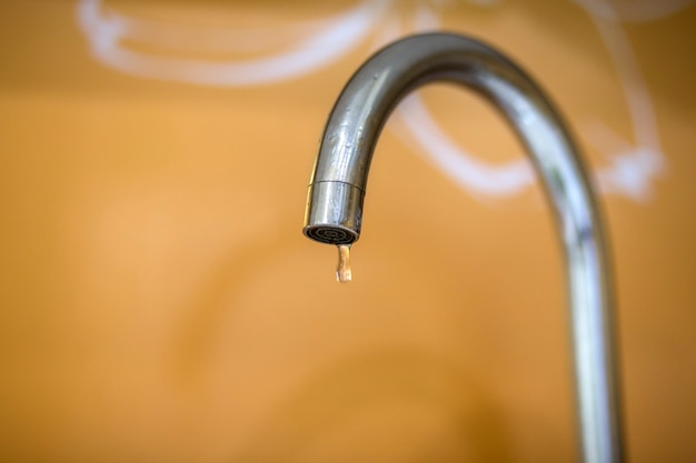 Rubinetto, rubinetto in metallo cromato con flusso d'acqua corrente in bagno o in cucina