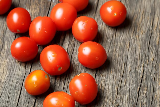 Rubini, gioielli della natura, una deliziosa sinfonia che si svolge con pomodori di ciliegio freschi che scoppiano.