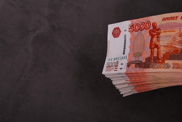 Rubli russi un grande fascio su sfondo grigio Un fascio di cinquemila rubli