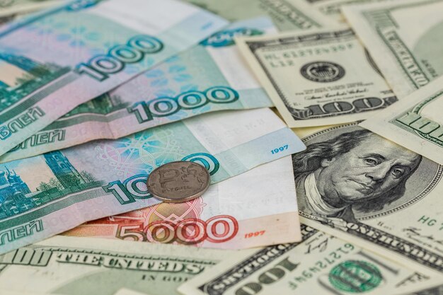 Rublo russo e sfondo del primo piano del dollaro statunitense con il fuoco selettivo