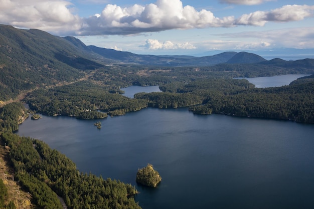 Ruby Lake nella costa del sole della Columbia Britannica in Canada