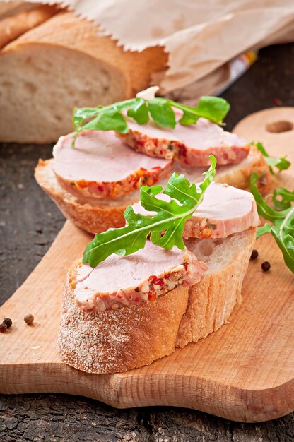 Rucola di foglia decorata con sandwich di prosciutto