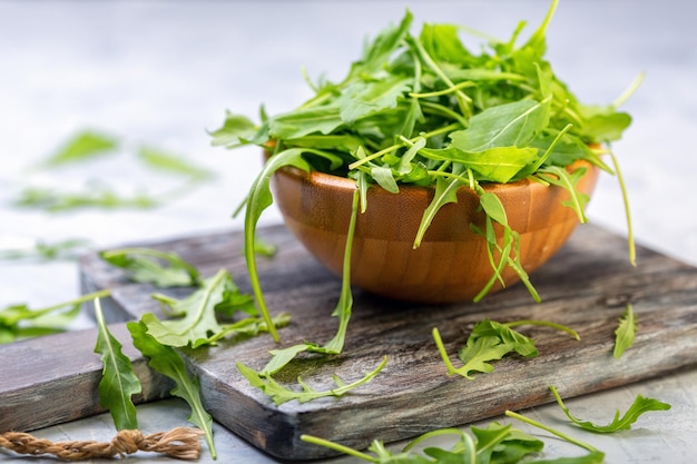 Rucola fresca in una ciotola di legno