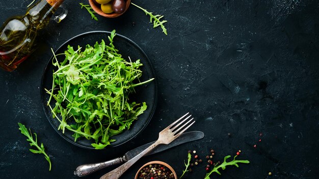 Rucola in un piatto Vista dall'alto Spazio libero per il testo