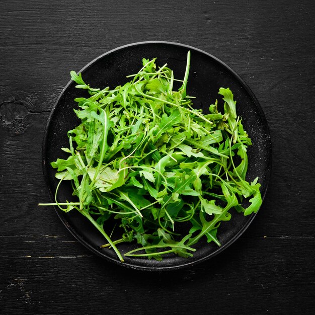 Rucola in un piatto. Vista dall'alto. Spazio libero per il tuo testo.