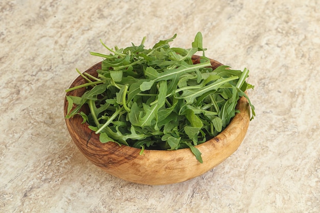 Rucola verde fresca nello spuntino della ciotola