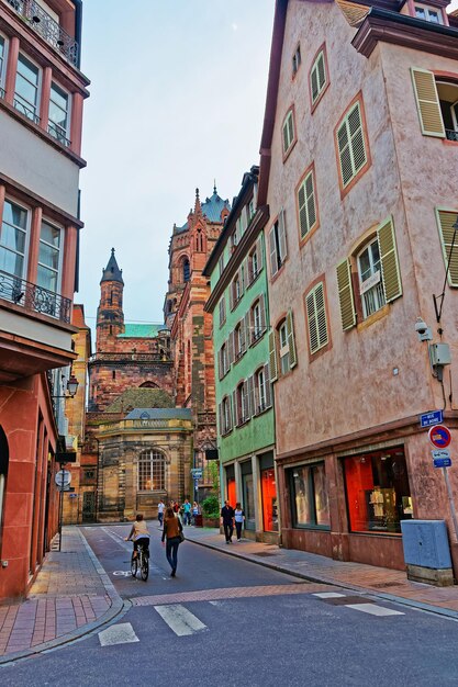 Rue de Dome Street e la Cattedrale di Notre Dame nel centro storico della Grande Ile di Strasburgo in Francia. Persone sullo sfondo.