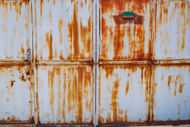 Ruggine sulla porta di superficie in acciaio