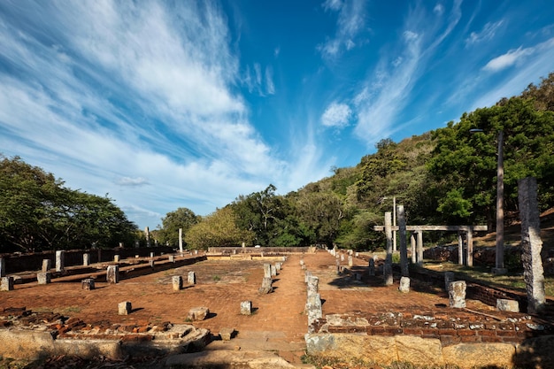 Ruine di colonne e seminterrato del monastero buddista Mahaseya Dagoba Mihintale Sri Lanka