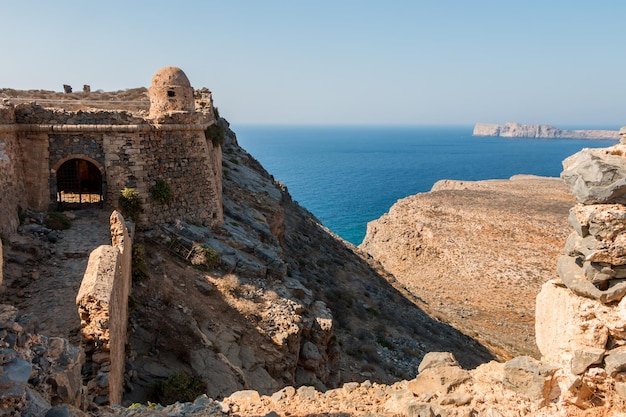 Ruine di un'antica fortezza sull'isola di Gramvousa, in Grecia