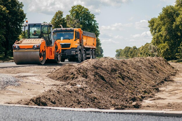 Rulli vibranti per asfalto compattatore compattazione nuova pavimentazione stradale Il servizio stradale costruisce una nuova highwa