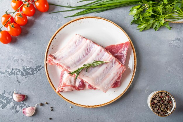 Rullini di carne di maiale cruda su un piatto Vista dall'alto