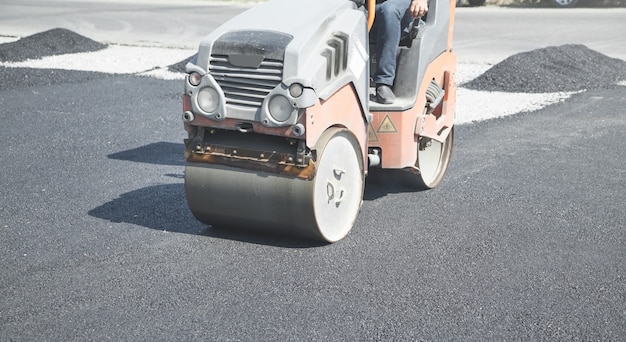 Rullo per asfalto. Industria. Opera. Nuova strada