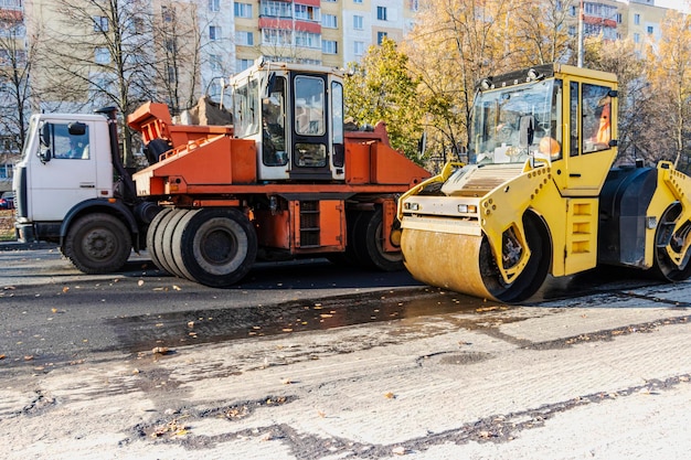 Rullo vibrante per carichi pesanti per lavori in asfalto e riparazioni stradali. Macchinari pesanti durante la riparazione della pavimentazione in asfalto.