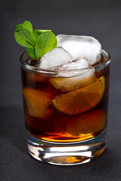 Rum con ghiaccio alla cola e cocktail alcolico popolare alla menta