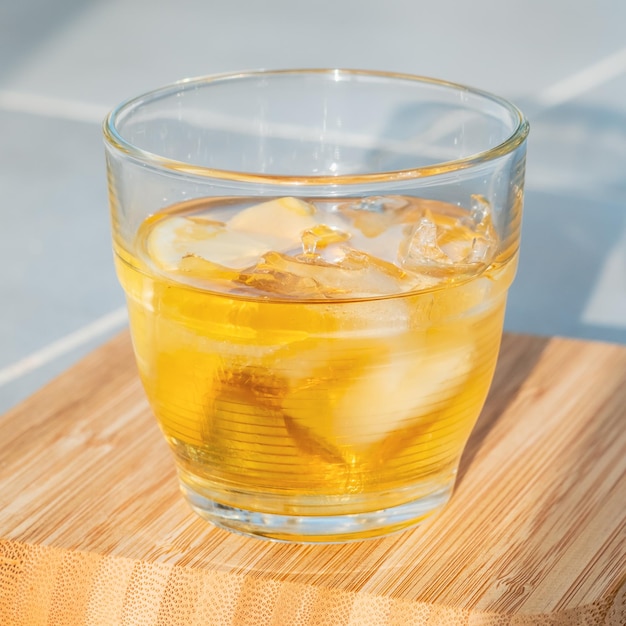 Rum dorato con ghiaccio
