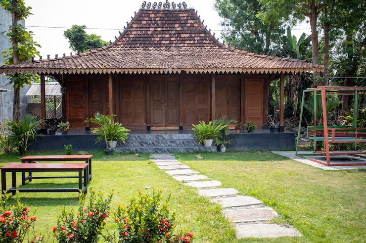 Photo rumah joglo a traditional javanese house made of teak wood walls and clay tile roof