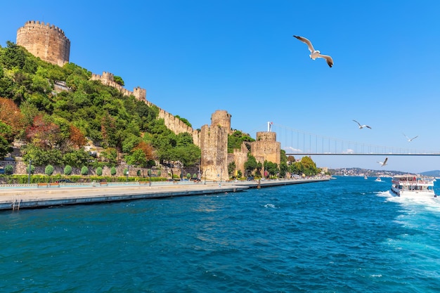 Rumeli Hisari castello sul Bosforo e il ponte Fatih Sultan Mehmet Istanbul Turchia