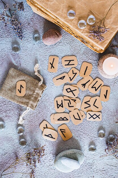 Rune scandinave per la divinazione fatte di cartone sul tavolo e vista verticale