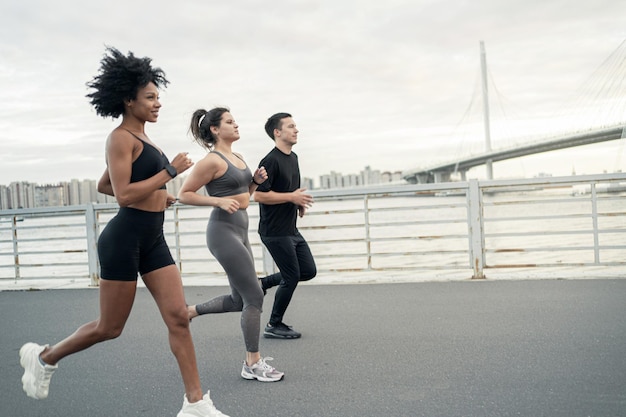 Running amici allenamento fitness in città Un gruppo di persone sono corridori in abbigliamento sportivo