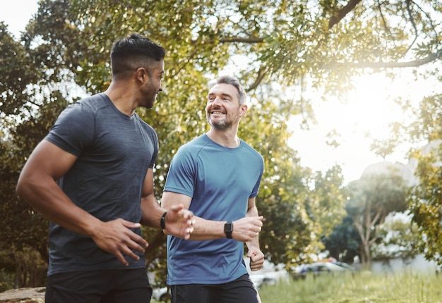 Running team fitness e uomini nel parco naturale con atleta cardio e supporto per lo sport e la salute Esercita la diversità degli amici e il club dei corridori sano e allenati per la corsa all'aperto con allenamento