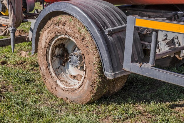 Ruota del camion bloccata nel fango in primaveraPrimo piano