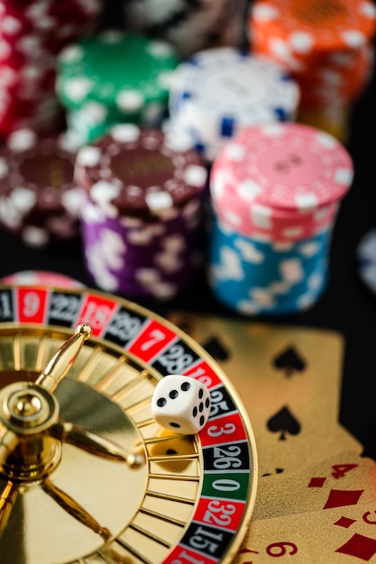 Ruota della roulette che gioca in un tavolo del casinò