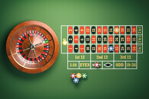 Ruota della roulette del casinò con fiches del casinò sul tavolo verde sfondo del gioco d'azzardo